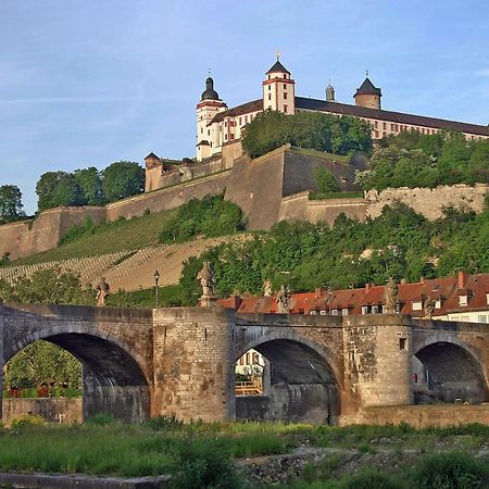 Private Room-Vineyards And City Wurzburg Exterior photo